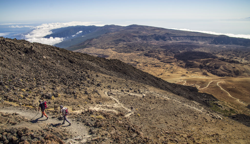 Wanderer in der vulkanischen Landschaft des Nationalparks Teide, Teneriffa.