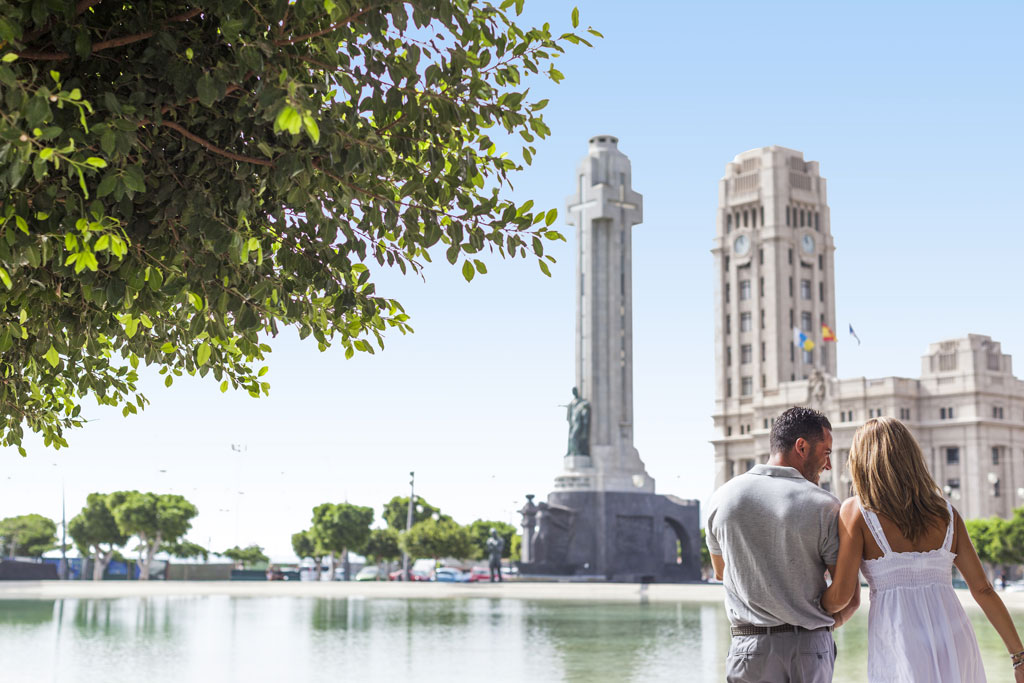 Paar vor dem Denkmal auf der Plaza de España auf Teneriffa.