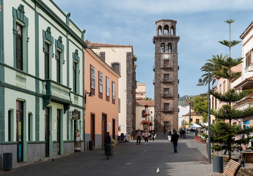 Calle San Cristóbal de La Laguna mit Turm und Gebäuden an den Seiten.