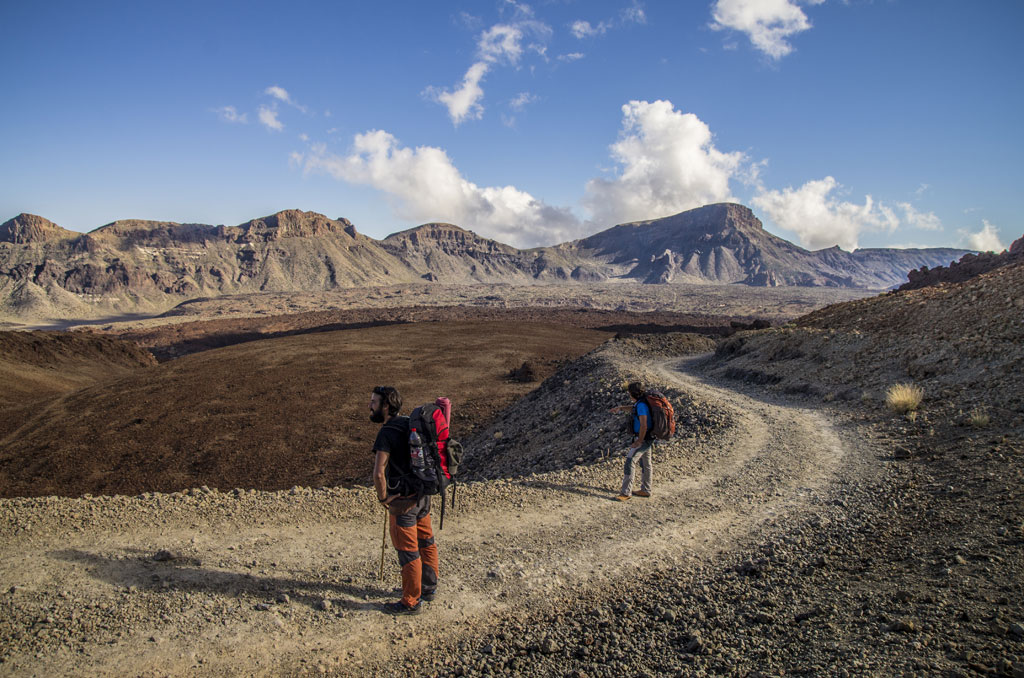 Wanderweg mit zwei Wanderern im Nationalpark Teide, Teneriffa.
