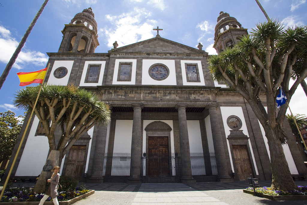 Kathedrale San Cristóbal de La Laguna mit Drachenbaum und Fahnen.