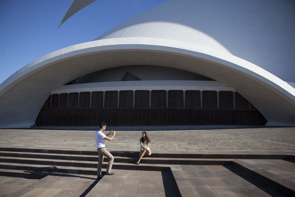 Person, die eine andere Person im Auditorio de Tenerife fotografiert.