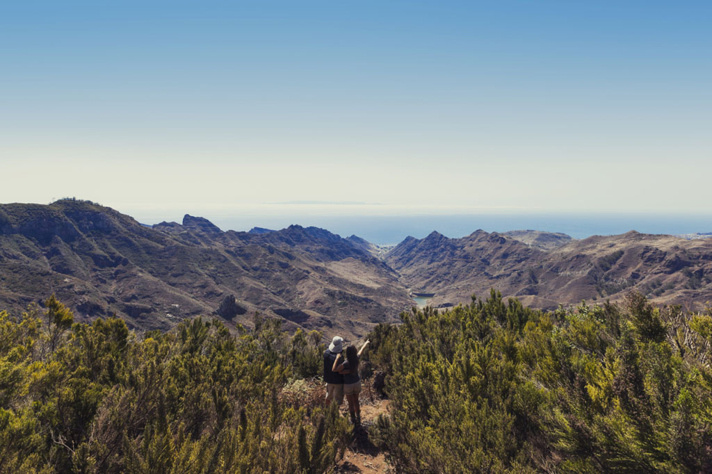 Panoramablick auf den Anaga Rural Park auf Teneriffa mit Bergen und Meer im Hintergrund.