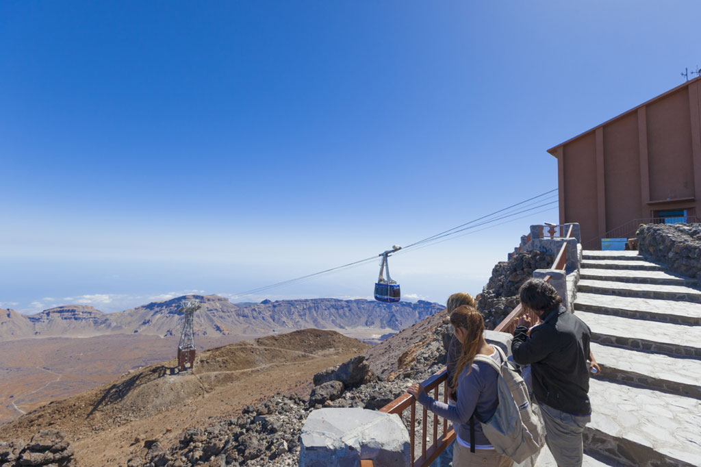 Seilbahn auf dem Teideberg, Teneriffa, mit Touristen, die die Berge und die Landschaft beobachten.
