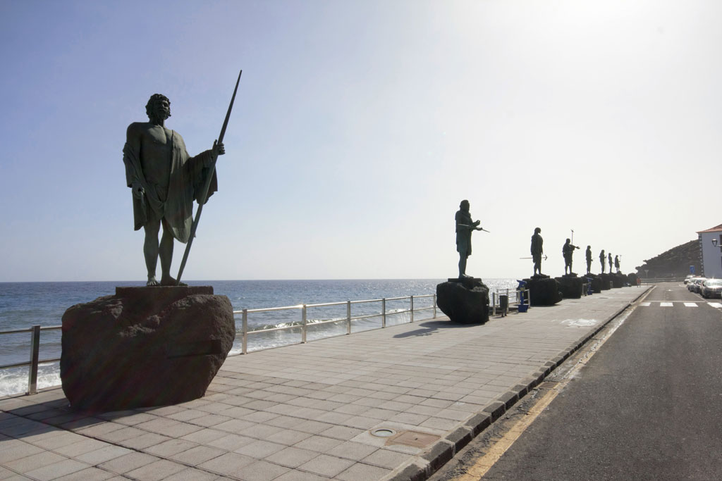 Statuen von Guanches am Meer in Candelaria, Teneriffa.