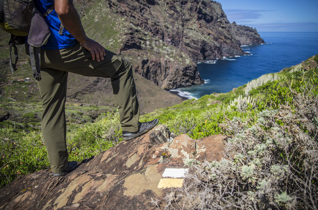 Wanderer vor dem Meer und den Klippen auf Teneriffa.