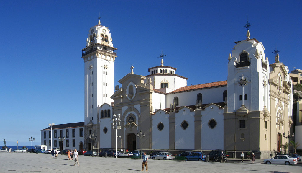 Basilika Unserer Lieben Frau von Candelaria auf Teneriffa mit klarem Himmel.