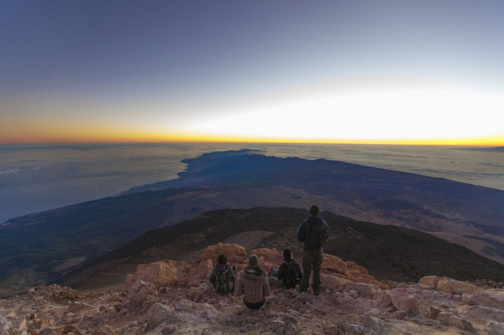 Menschen, die den Sonnenaufgang vom Teideberg, Teneriffa, beobachten.