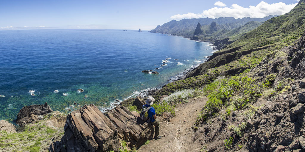 Küstenweg mit Blick auf das Meer und die Berge auf Teneriffa.