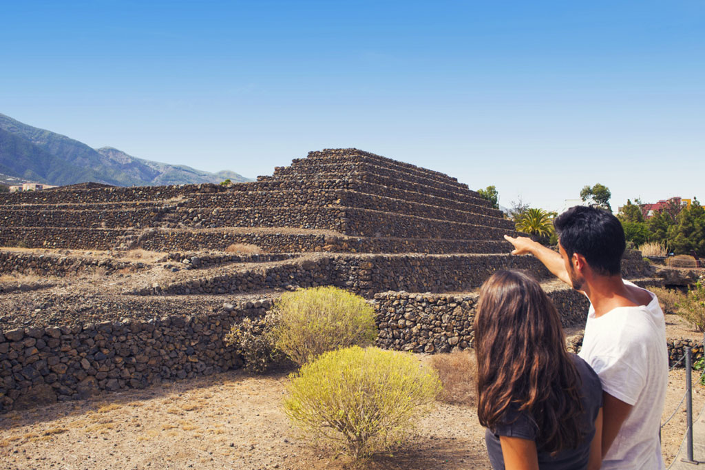 Ein Paar, das die Steinpyramiden in Güímar, Teneriffa, betrachtet.