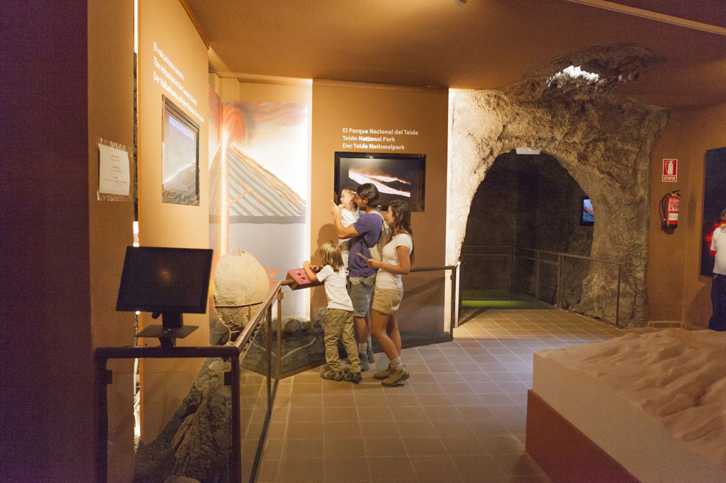 Besucher beobachten die Ausstellung des Teide-Nationalparks in einer simulierten Höhle.