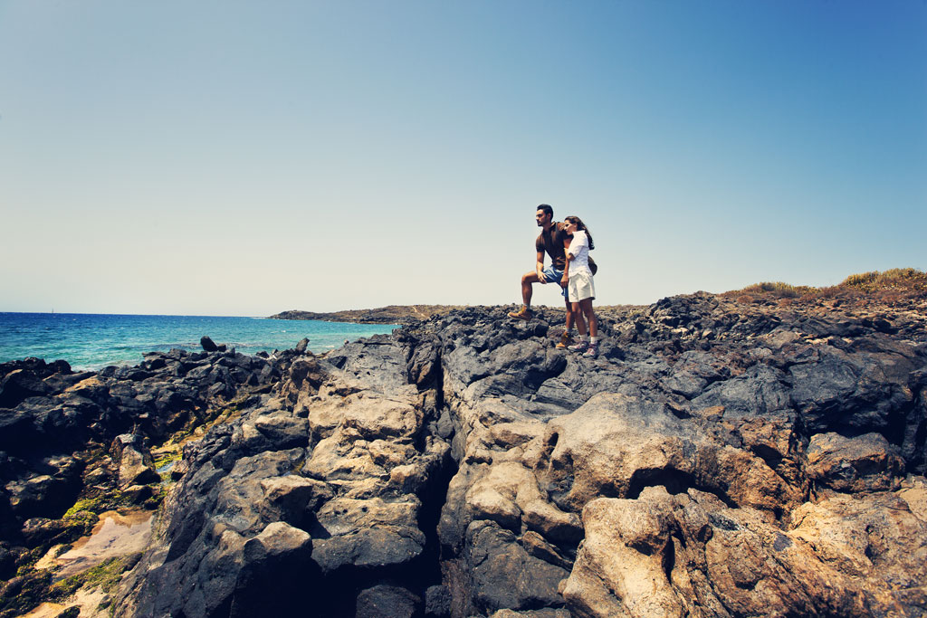 Ein Paar beobachtet das Meer von der felsigen Küste auf Teneriffa.