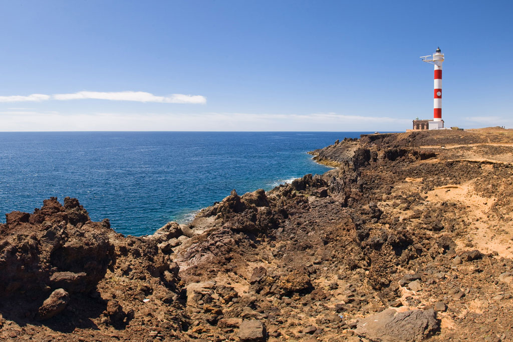 Der Leuchtturm Punta de Teno an der felsigen Küste von Teneriffa, direkt am Atlantik.
