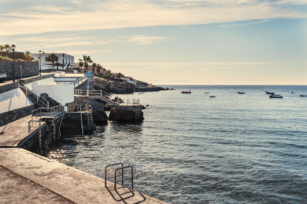 Promenade mit Geländern und Treppen in Puerto de Santiago, Teneriffa.