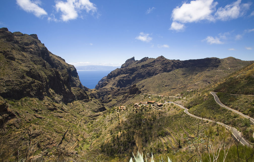 Blick auf die Masca-Schlucht auf Teneriffa mit gewundenen Straßen und Bergen.