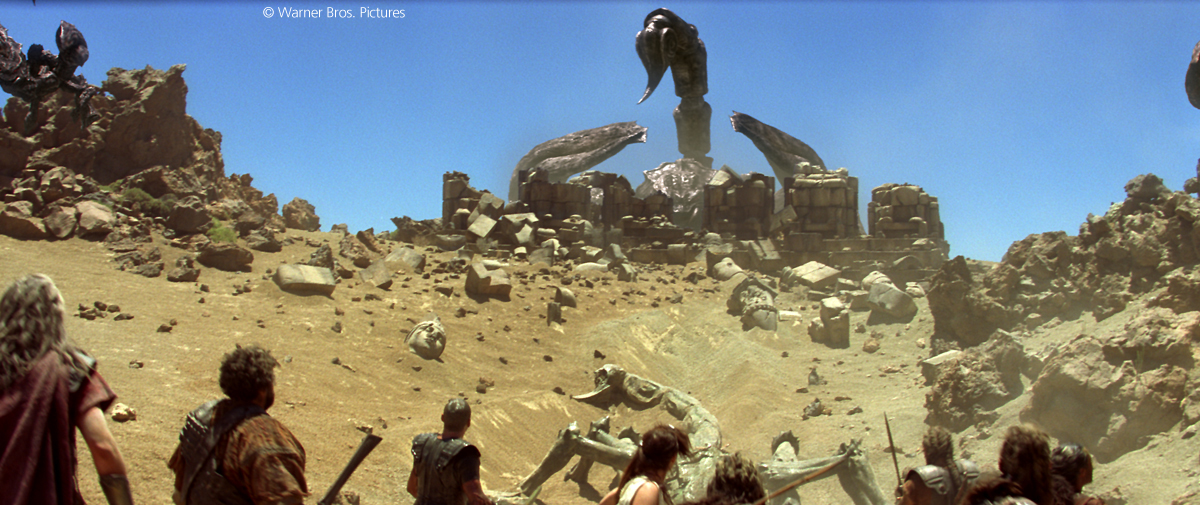 Eine Gruppe von Menschen in antiken Ruinen mit einer großen Skorpionstatue auf Teneriffa.