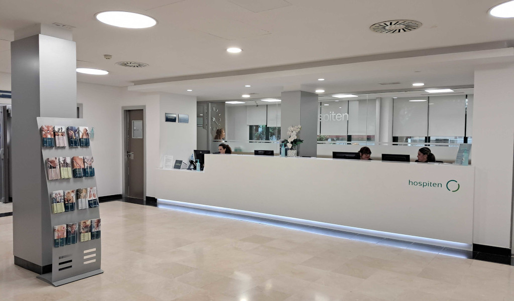 Empfang des Hospiten-Krankenhauses auf Teneriffa mit Theke und Broschüren.