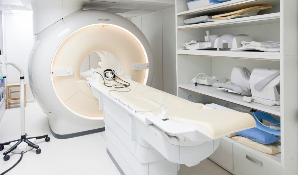Magnetresonanztomographie in einem medizinischen Zentrum auf Teneriffa mit spezieller Ausrüstung.