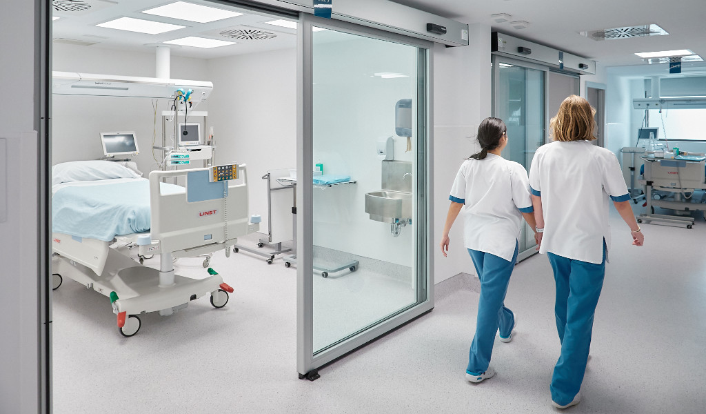 Medizinisches Personal, das einen Krankenhauskorridor auf Teneriffa entlanggeht.