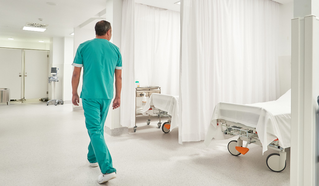 Medizinisches Personal, das einen Krankenhauskorridor auf Teneriffa entlanggeht.