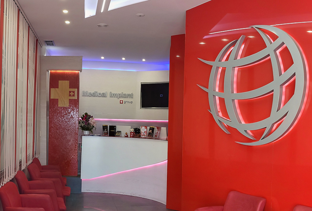 Empfang der Medical Implant Group mit roten Stühlen und Logo in Santa Cruz, Teneriffa.