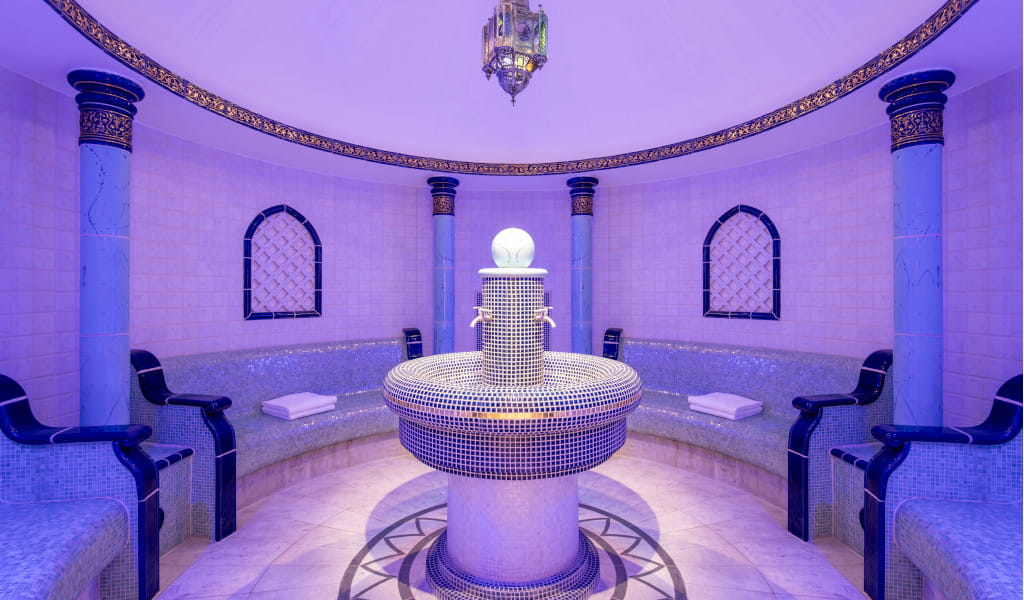 Spa-Raum mit Mosaiken und Brunnen in der Mitte eines Hotels auf Teneriffa.
