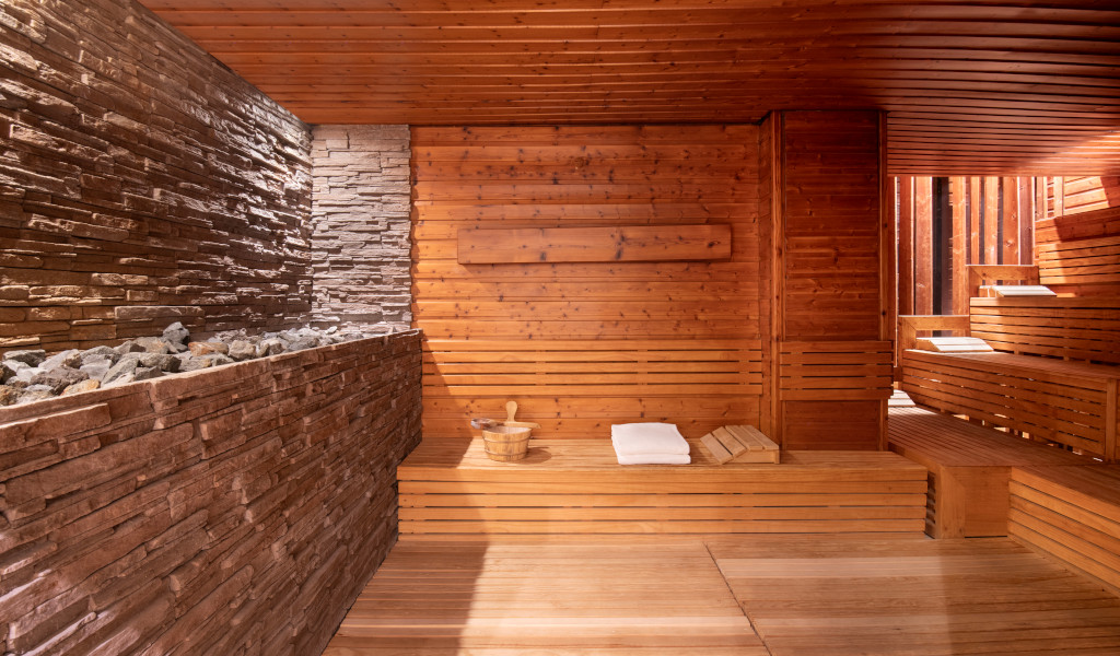 Holzsauna mit Handtüchern und Kessel auf Teneriffa.