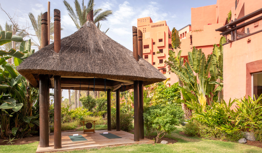 Freiluftpavillon, umgeben von Grün auf Teneriffa.