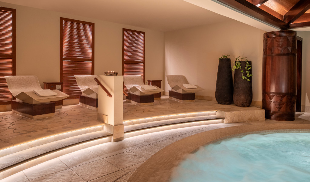 Spa-Raum mit Sonnenliege und Jacuzzi in einem Resort auf Teneriffa.