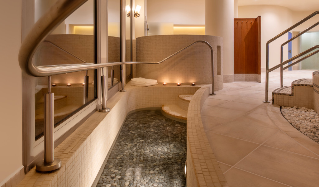 Korridor mit Whirlpool im Spa auf Teneriffa.