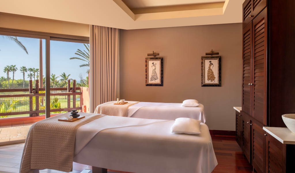 Massageraum mit zwei Betten und Blick nach außen auf Teneriffa.