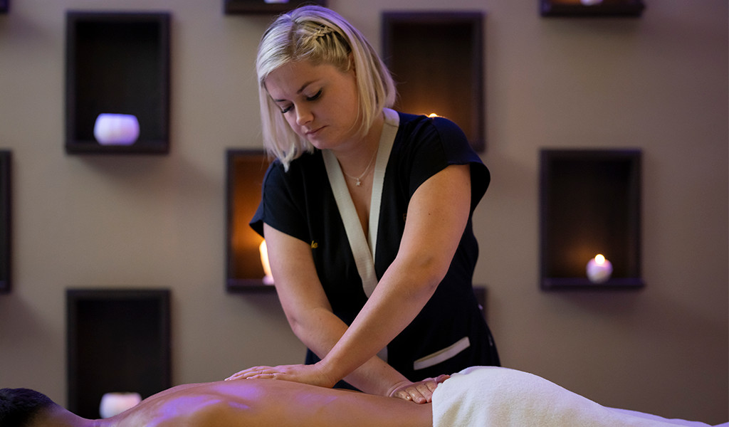Therapeut gibt eine entspannende Massage auf Teneriffa.