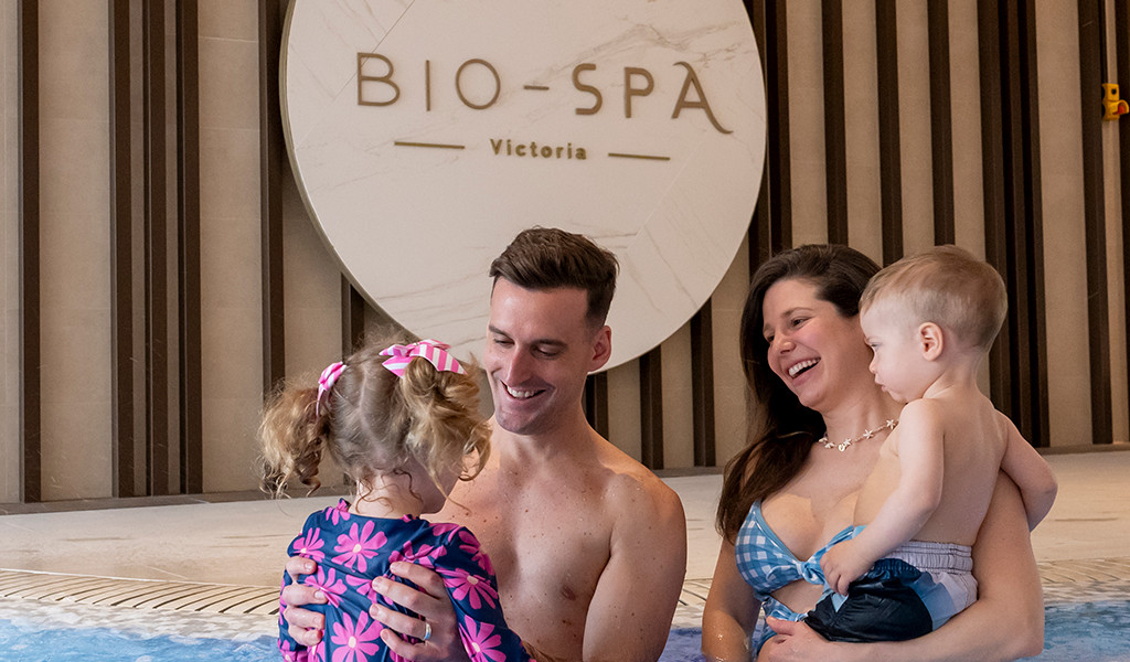 Familie mit kleinen Kindern im Schwimmbad des Bio-Spa Victoria auf Teneriffa.