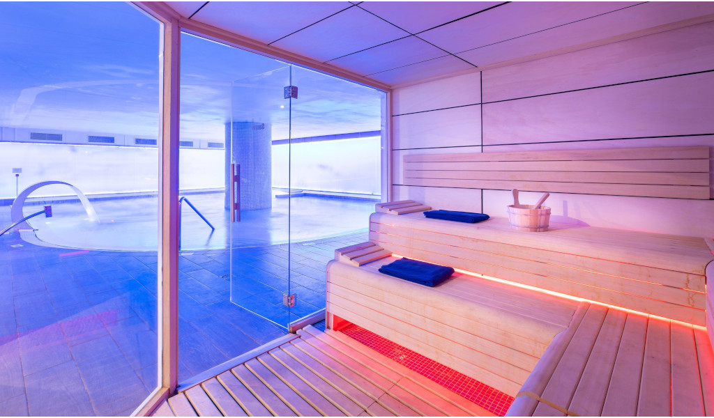 Holzsauna neben einem Hallenbad in einem Spa auf Teneriffa.