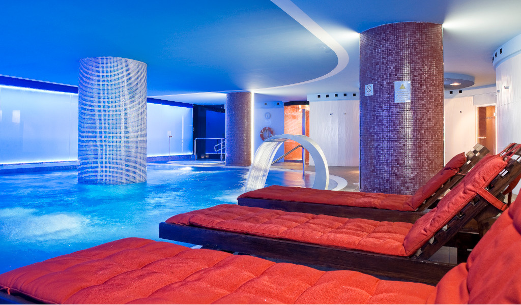 Spa-Bereich mit Schwimmbad und Sonnenliege in einem Hotel auf Teneriffa.