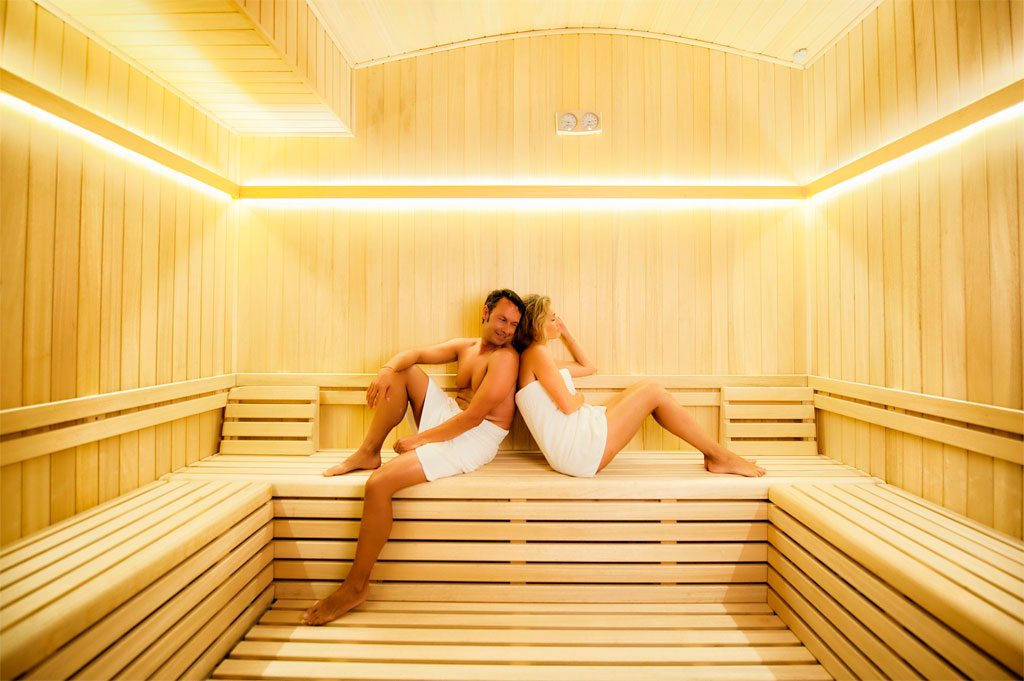 Ein Paar entspannt sich in einer Holzsauna in einem Spa auf Teneriffa.