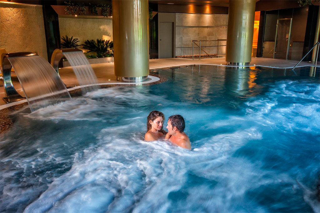 Paar genießt ein Indoor-Spa-Bad auf Teneriffa.