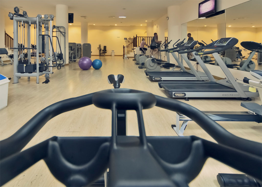 Fitnesscenter auf Teneriffa mit Laufbändern und Fitnessgeräten.