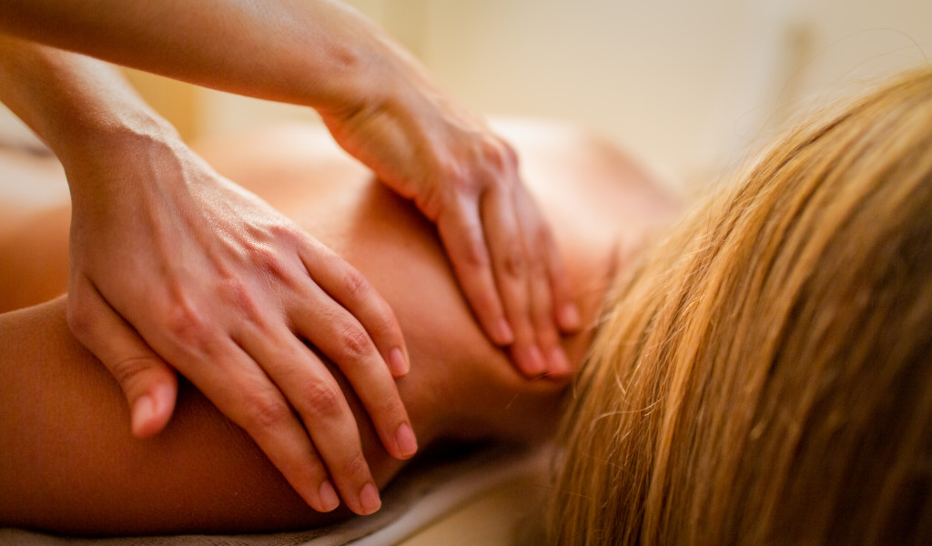 Person, die eine Rückenmassage in einem Spa auf Teneriffa erhält.