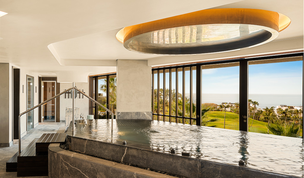 Indoor-Spa mit Jacuzzi und Panoramablick auf Las Terrazas de Abama auf Teneriffa.
