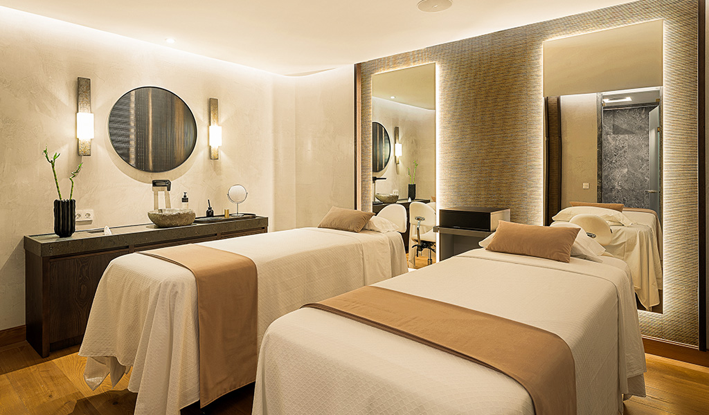 Zwei Tragen in einem Massageraum in einem Spa auf Teneriffa.