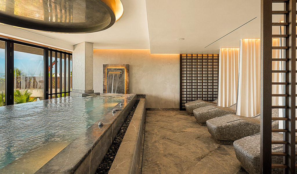Indoor-Spa mit Pool und Liegeliege am Fenster in Adeje, Teneriffa.