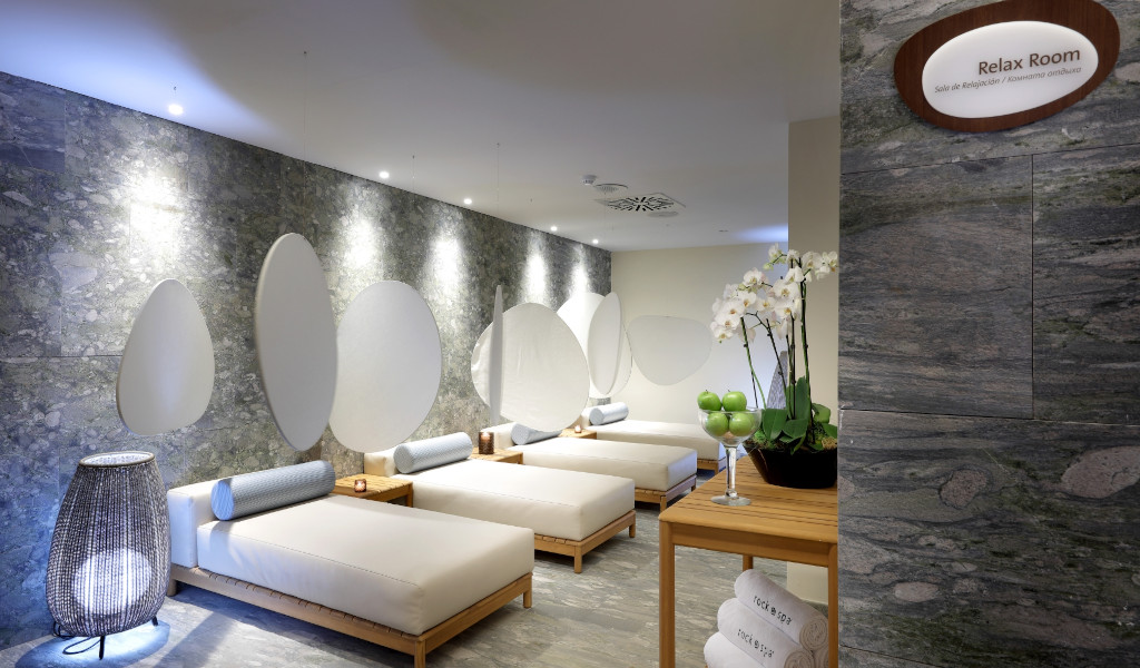 Spa-Entspannungsraum auf Teneriffa mit Tragen und moderner Einrichtung.