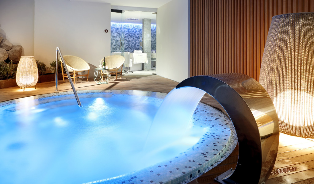 Beleuchteter Jacuzzi mit Wasserbrunnen im Spa auf Teneriffa.