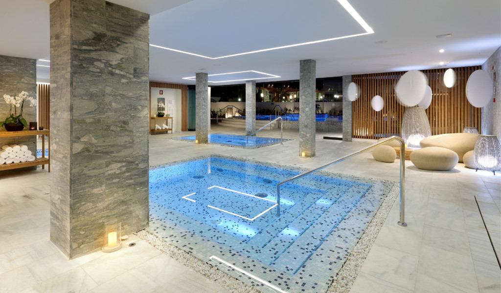 Modernes Spa mit beleuchteten Pools und Handtüchern auf Regalen, Santa Cruz de Tenerife.