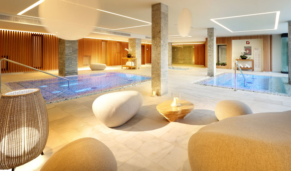 Hallenbad und Entspannungsbereich im Spa eines Hotels auf Teneriffa.
