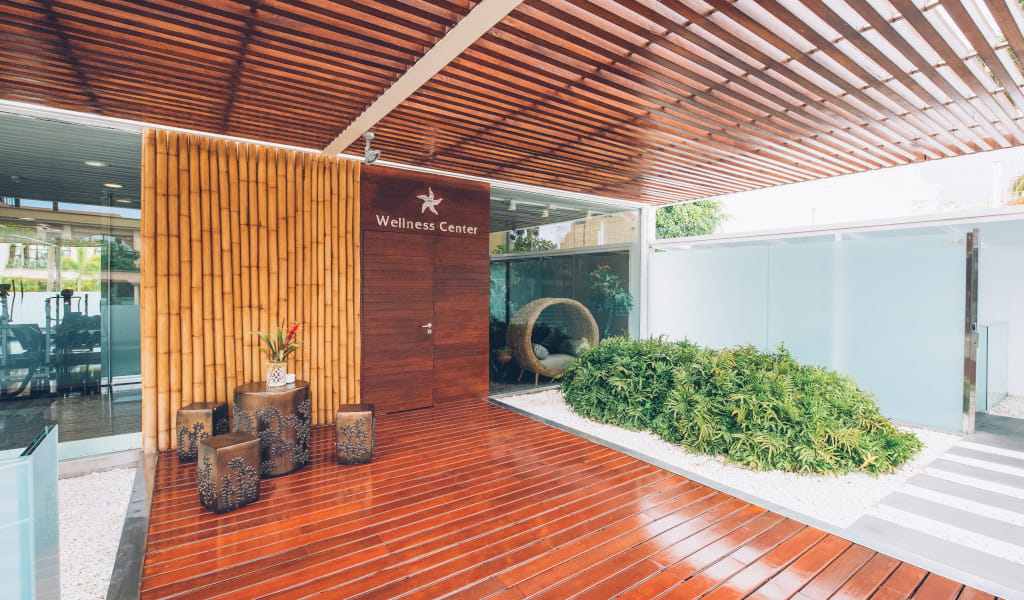 Eingang zum Wellnesszentrum mit Garten und Lattendach auf Teneriffa.