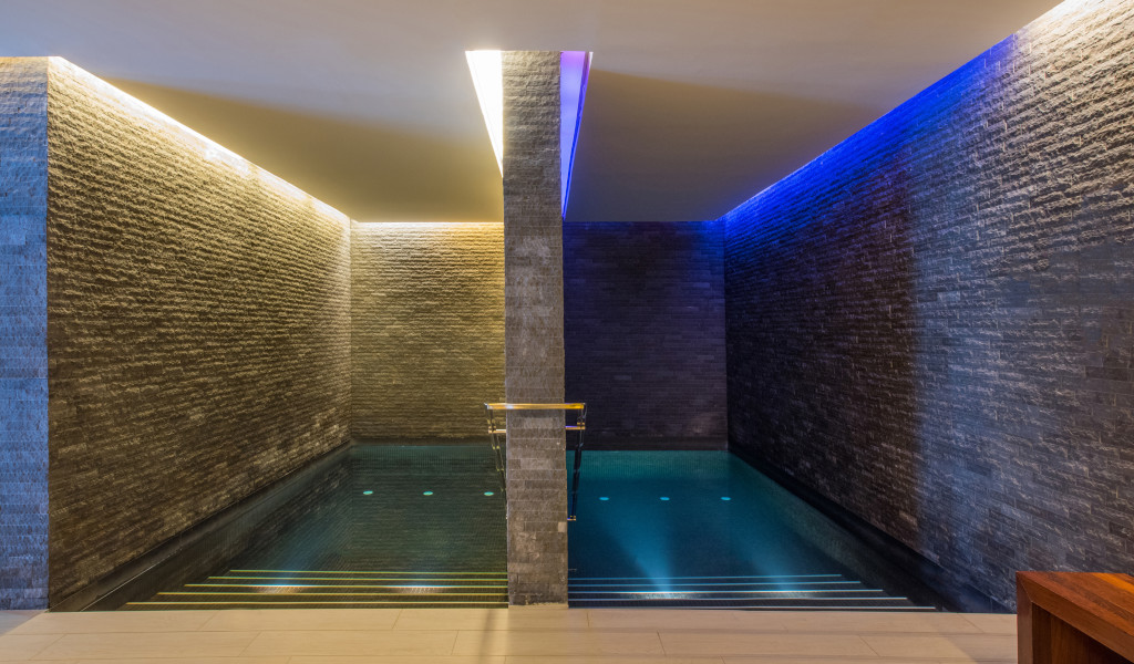 Beleuchtetes Hallenbad in einem Hotel auf Teneriffa.