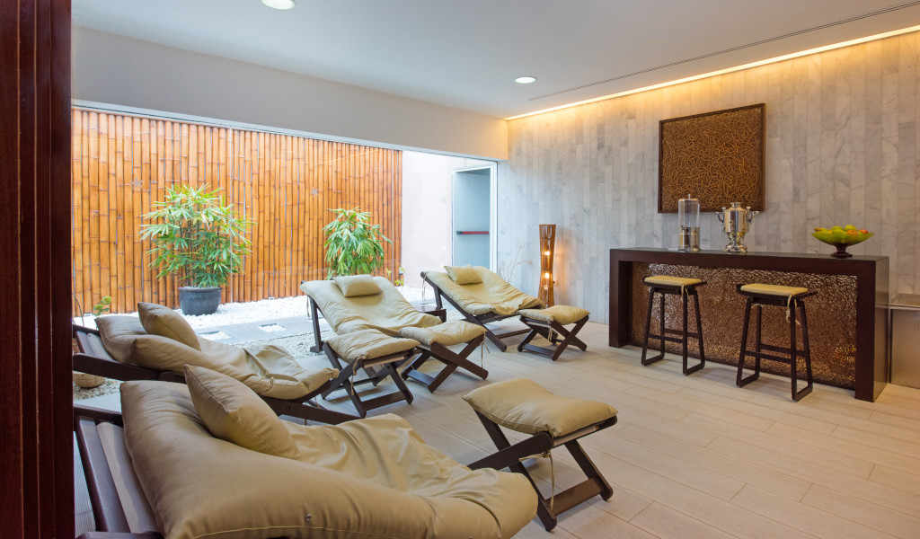 Entspannungsbereich mit Sesseln und Dekoration in einem Spa auf Teneriffa.