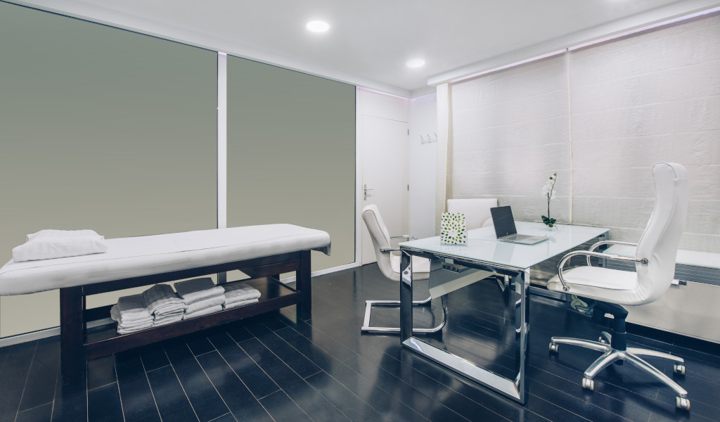 Modernes Büro mit Glastisch und Trage auf Teneriffa.